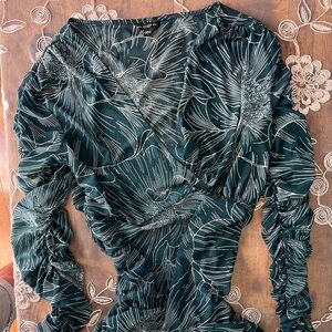 Guess sz L, green floral blouse with Ruching on the sides and the sleeves.